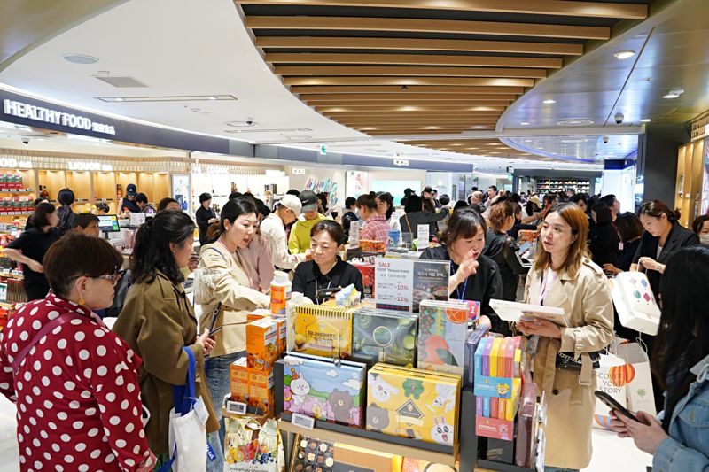 지난 7일 롯데면세점 명동본점에 중국 인센티브 단체관광객 4000여 명이 방문했다. 롯데면세점 제공