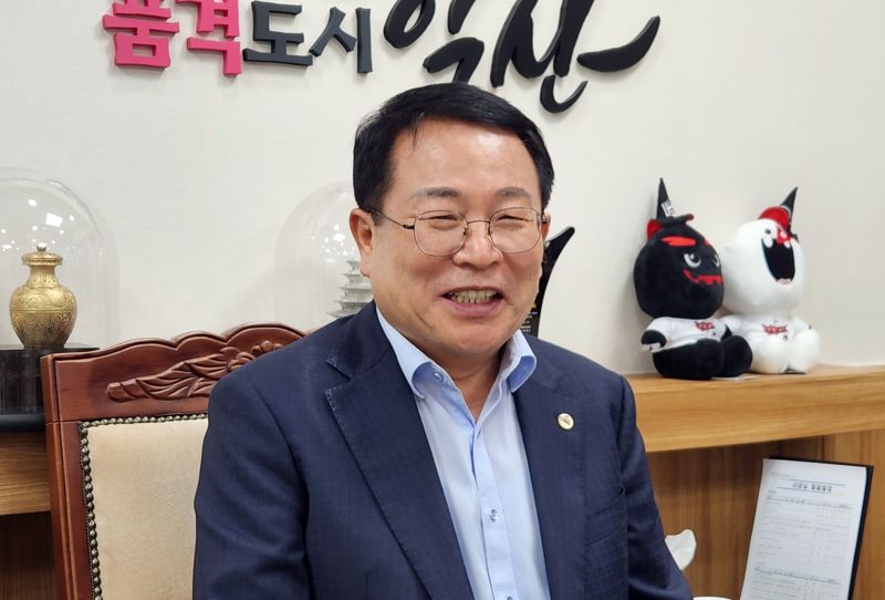 정헌율 전북 익산시장이 지난 7일 시청 집무실에서 취재진을 만나 지역 현안에 대해 설명하며 웃는 모습. 사진=강인 기자