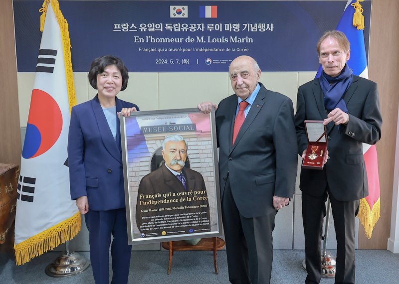 강정애 국가보훈부 장관이 7일(현지시각) 오전 프랑스 파리 주프랑스 대사관에서 열린 프랑스인 독립유공자 '루이 마랭' 건국훈장 전수 행사에서 건국훈장(2015년 애국장)과 이달의 독립운동가 포스터를 전달한 후 기념촬영을 하고 있다. 훈장은 후손이 확인되지 않아 그가 창립 구성원으로 활동했던 '해외과학 아카데미'의 루이 도미니시 회장에게 전했다. 사진=국가보훈부 제공