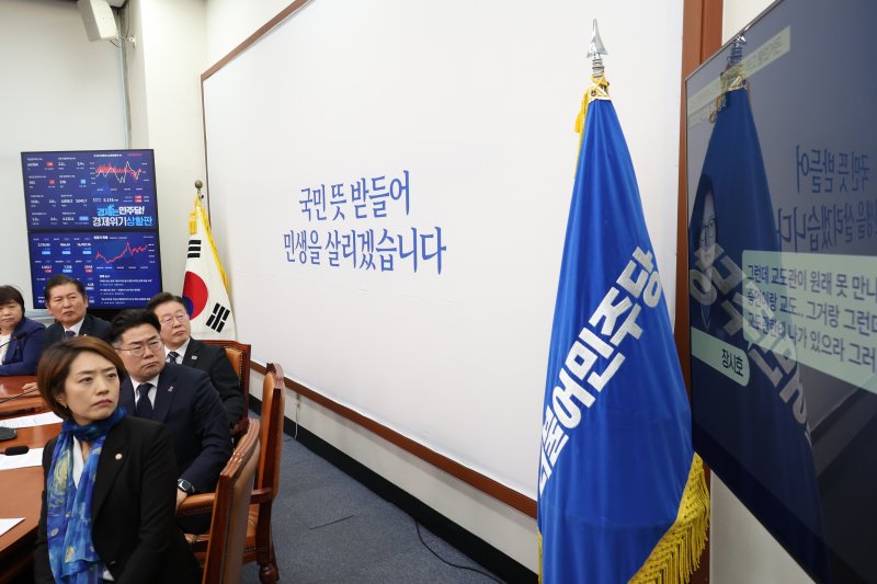 이재명 더불어민주당 대표가 8일 오전 서울 여의도 국회에서 열린 최고위원회의에서 ‘장시호 녹취록’ 영상을 보고 있다. 해당 영상에는 최서원씨(개명 전 최순실) 조카 장시호씨가 2017년 국정농단 관련 재판 당시 상황을 지인에게 설명하는 내용이 담겼다. /사진=뉴시스화상