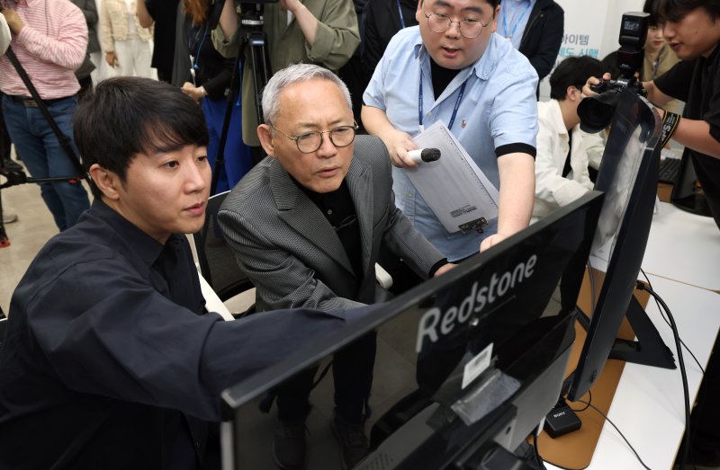 유인촌 문화체육관광부 장관이 8일 서울 서대문구 게임물관리위원회 수도권사무소에서 전 프로게이머 홍진호와 함께 확률형 아이템 정보공개 모니터링을 직접 해보고 있다. 연합뉴스