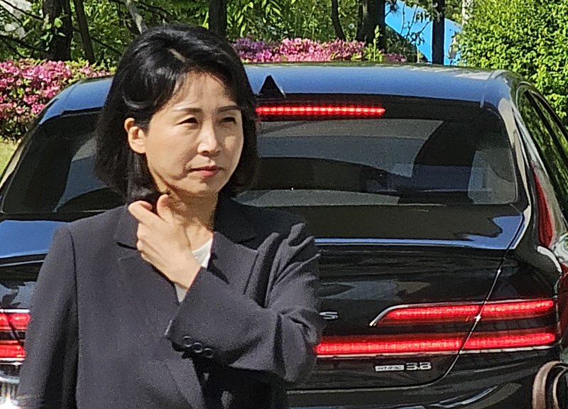 ‘공직선거법 위반’ 혐의로 불구속 기소된 더불어민주당 이재명 대표의 배우자 김혜경 씨가 5월2일 오전 경기 수원시 영통구 수원지방법원에서 열린 4차 공판에 출석하고 있다. 2024.5.2/뉴스1 ⓒ News1 김기현 기자
