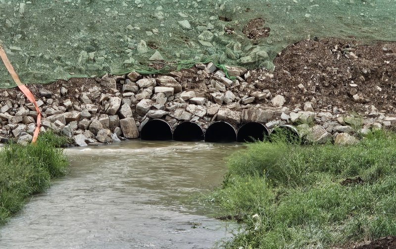고속국도 제14호선 함양~창녕 간 건설공사를 위한 임시도로를 내면서 설치한 수관. 2024.5.8 뉴스1/한송학기자