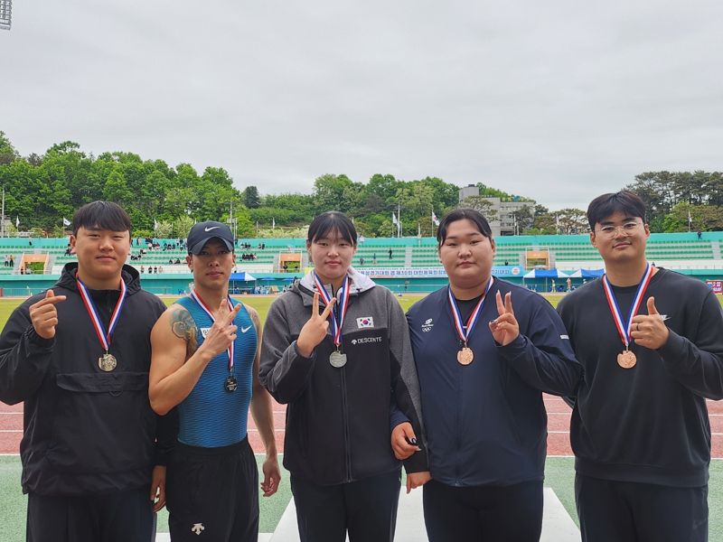 전국대회서 메달 획득한 익산시청 육상팀 (왼쪽부터) 황미르, 김용수, 김태희, 신유진, 이성빈 선수. 익산시 제공