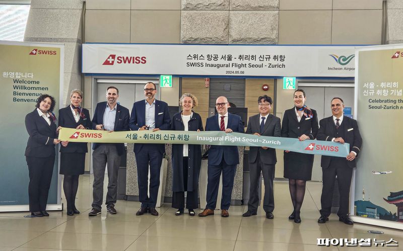 김창규 인천국제공항공사 미래사업본부장(오른쪽 세번째)이 8일 인천공항 제1여객터미널에서 진행된 스위스항공의 인천-스위스 정기노선 신규 취항 기념식에서 참석자들과 기념촬영을 하고 있다. 인천국제공항공사 제공