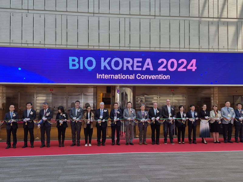 조규홍 보건복지부 장관(왼쪽 아홉번째)이 8일 서울 강남구 코엑스에서 개최된 바이오코리아 2024 개막식 행사에서 참석자들과 커팅식을 진행하고 있다. 사진=강중모 기자