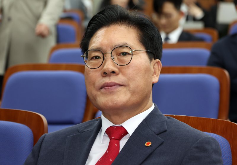 [서울=뉴시스] 조성우 기자 = 송석준 국민의힘 원내대표 후보가 8일 오후 서울 여의도 국회에서 열린 원내대표 선출을 위한 정견발표회에 참석해 있다. 2024.05.08. xconfind@newsis.com <저작권자ⓒ 공감언론 뉴시스통신사. 무단전재-재배포 금지.> /사진=뉴시스화상