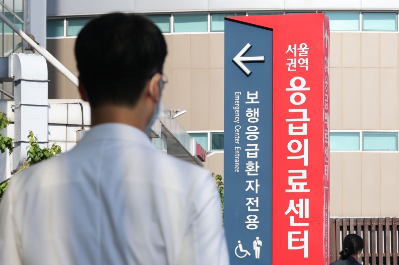 지난 8일 서울 시내 대형병원에서 의료진이 이동하고 있다. 뉴스1