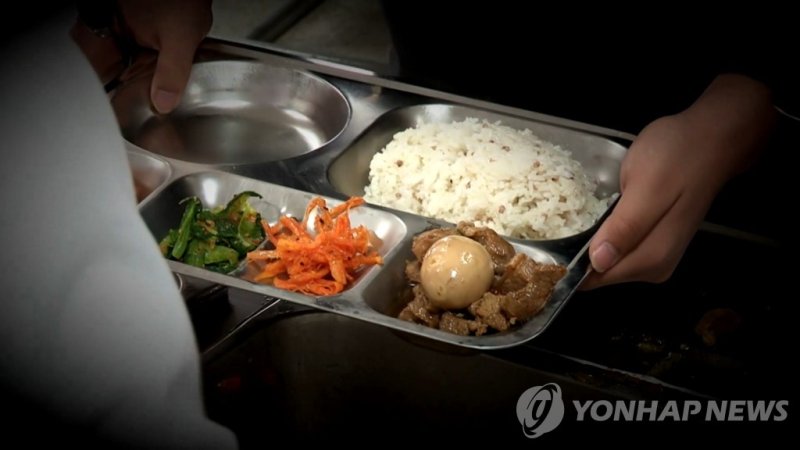 급식실에서 밥 먹는 교장 머리에 식판 엎은 학부모, 왜?