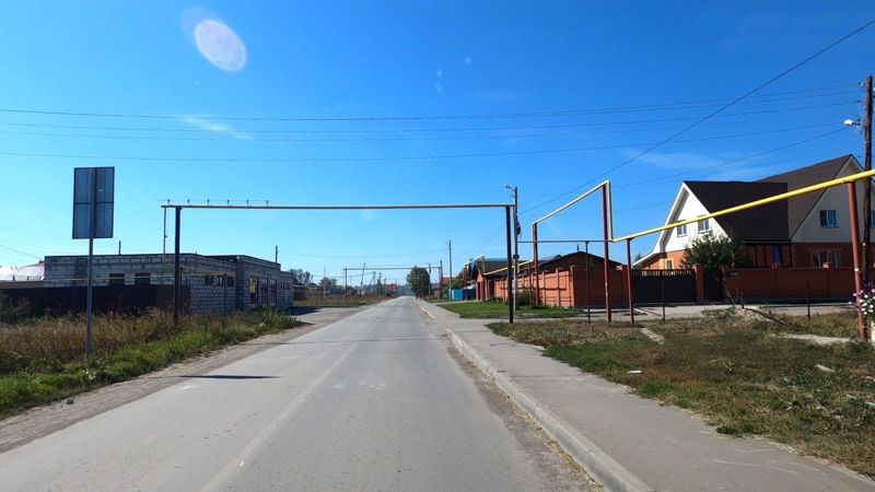 러시아 국경 가는 길에 만난 작은 마을. 가스관처럼 보이는 노란파이프가 많다. 사진=김태원