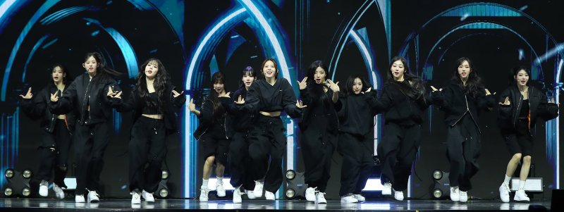 이제껏 이런 걸그룹은 없었다…'24인조' 트리플에스 무대 어땠냐면