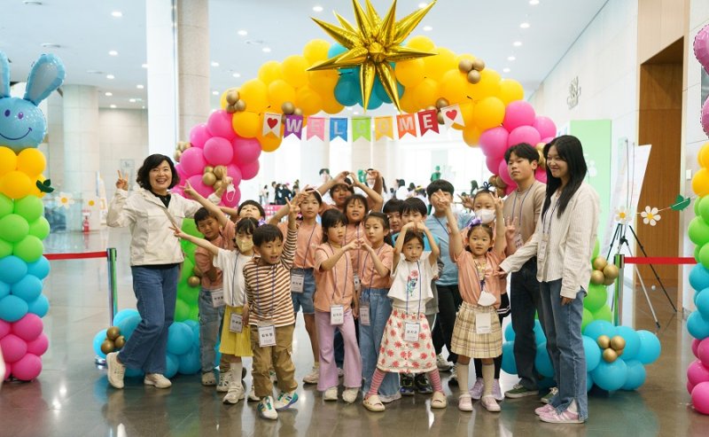 지난 3일 경남 진주시의 한국토지주택공사(LH)에서 열린 'LH에서 행복을 만나다!' 문화행사에 참석한 아이들과 LH 관계자들이 기념촬영을 하고 있다. LH 제공