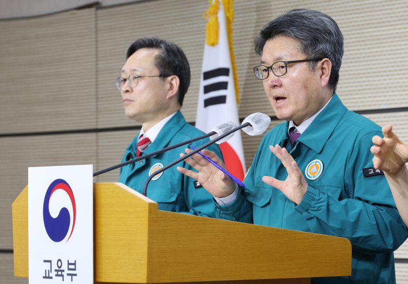 오석환 교육부 차관(오른쪽)이 8일 정부세종청사에서 의대정원 배정절차 관련 긴급 브리핑을 열고 의대정원 배정위원회는 회의록 작성 의무가 없다고 밝히고 있다. 왼쪽은 심민철 인재정책기획관. 뉴시스