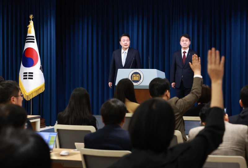 윤석열 대통령이 지난 7일 서울 용산 대통령실 청사에서 신임 민정수석으로 내정한 김주현 전 법무차관을 소개하는 자리에서 출입기자들의 질문을 받고 있다. 연합뉴스