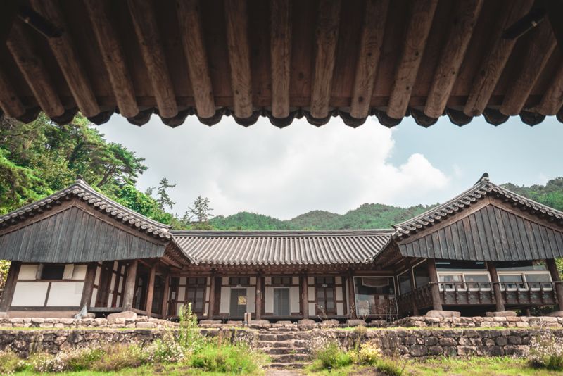 전남도가 문화체육관광부가 주최하고 (재)한국공예·디자인문화진흥원이 주관한 '2024 지역 한복문화 창작소 조성 사업' 공모에 선정돼 국비 10억원을 확보, 보성에 있는 천연염색공예관<사진>을 '가치그린(Green) 한복 창작소'로 탈바꿈해 운영할 계획이다. 전남도 제공