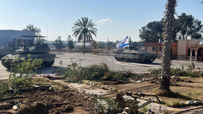 이스라엘 방위군(IDF) 전차가 7일(현지시간) 팔레스타인 가자지구 최남단 라파 교차로를 점령한 모습. 뉴시스