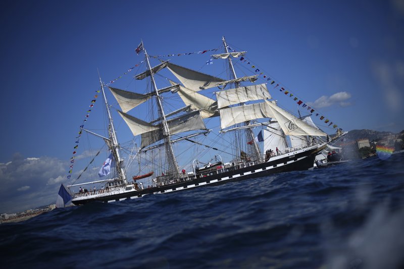 [마르세유=AP/뉴시스] 2024 파리 올림픽 성화를 실은 19세기 범선 '벨렘'호가 8일(현지시각) 프랑스 남부 마르세유 항구에 들어서고 있다. 그리스를 출발, 벨렘 호를 타고 12일간 항해한 성화는 68일 동안 프랑스 본토와 기아나, 폴리네시아 등 해외령을 거치는 1만2000㎞ 여정에 오른다. 파리 올림픽은 오는 7월 26일부터 8월 11일까지 열린다. 2024.05.09.