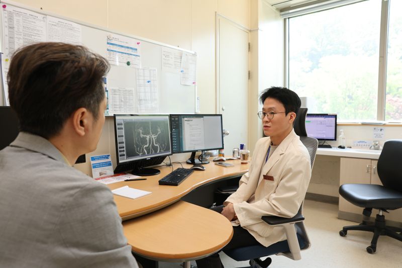 지태근 삼성서울병원 뇌졸중센터 신경외과 교수(오른쪽)가 환자에게 뇌동맥류에 대해 설명하고 있다. 삼성서울병원 제공