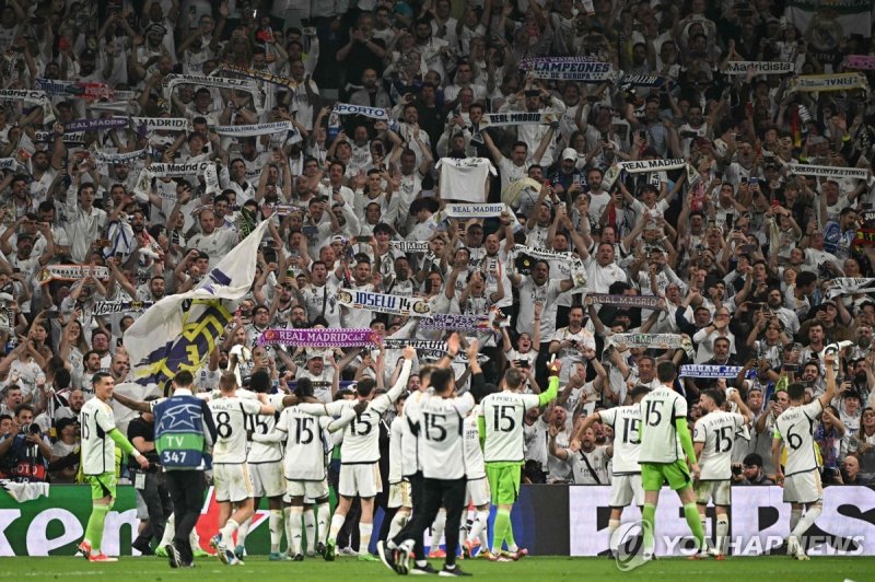 UCL 결승 오른 레알 마드리드 Real Madrid's players celebrate their victory at the end of the UEFA Champions League semi final second leg football match between Real Madrid CF and FC Bayern Munich at the Santiago Bernabeu stadium in Madrid on May 8, 2024. (Photo by JAVIER SORIANO / AFP)