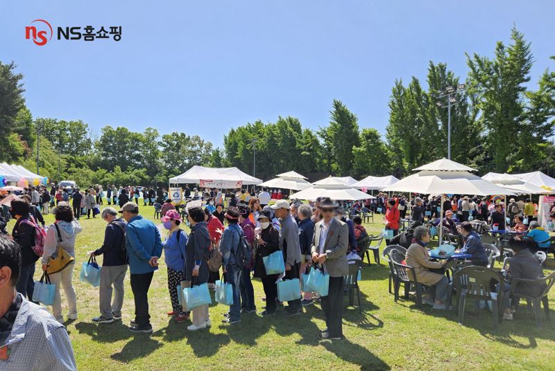 성남 수정구 지역 어르신 2000여명을 대상으로 8일 진행한 NS홈쇼핑 '감사해 효, 존경해 효, 사랑해 효' 행사 현장 모습 NS홈쇼핑 제공