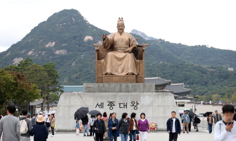 서울 종로구 광화문광장 세종대왕상 앞에서 시민들이 오가고 있다. 사진=뉴시스