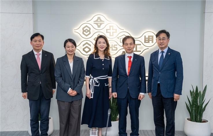 지난 3월 체결된 KAIST와 포모사그룹 산하 대학 간 교류 MOU 샌디 왕(왼쪽 세번째) 회장과 이광형 총장(왼쪽 네번째) 등 관계자들 [KAIST 제공. 재판매 및 DB 금지]