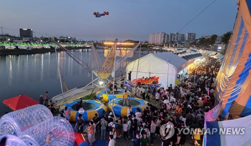 밤에도 인파로 가득한 강릉단오장 밤에도 인파로 가득한 강릉단오장 (강릉=연합뉴스) 유형재 기자 = 천년 축제이자 유네스코 인류무형문화유산인 강릉단오제 폐막을 하루 앞둔 24일 밤 강원 강릉시 남대천 단오장 일원이 관람객으로 북적이고 있다. 2023.6.24 yoo21@yna.co.kr (끝)