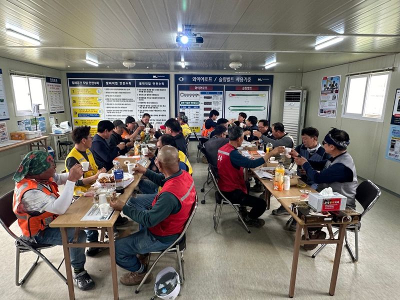 지난달 30일 경기 평택 브레인시티 일반산업단지 1단계 조성공사 현장에서 관계자들이 배송된 간식으로 식사하고 있다. DL건설 제공