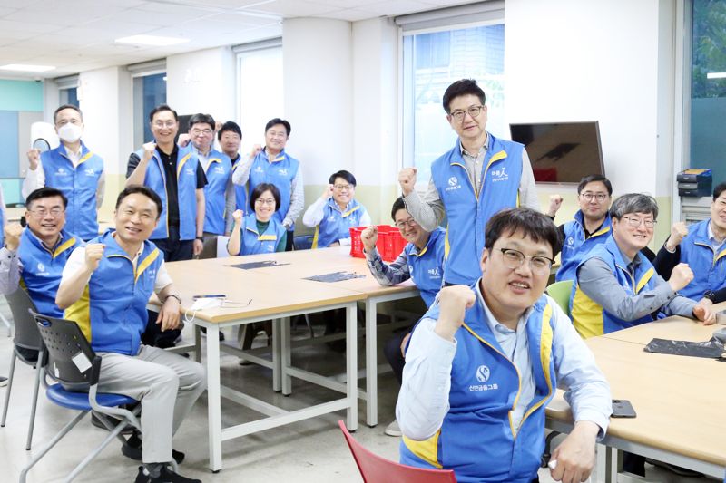 신한카드가 지난 8일 오후 서울 마포구 소재 우리마포보호작업장에서 임원 봉사활동을 진행했다고 9일 밝혔다. 봉사활동에 참여한 임원들이 기념촬영을 하고 있다. 신한카드 제공
