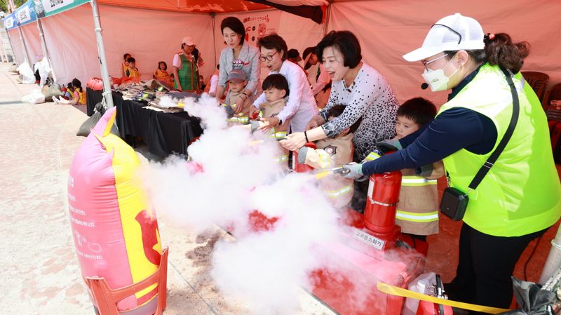 지난해 개최된 과천시 어린이안전축제 소화기 체험. 과천시 제공