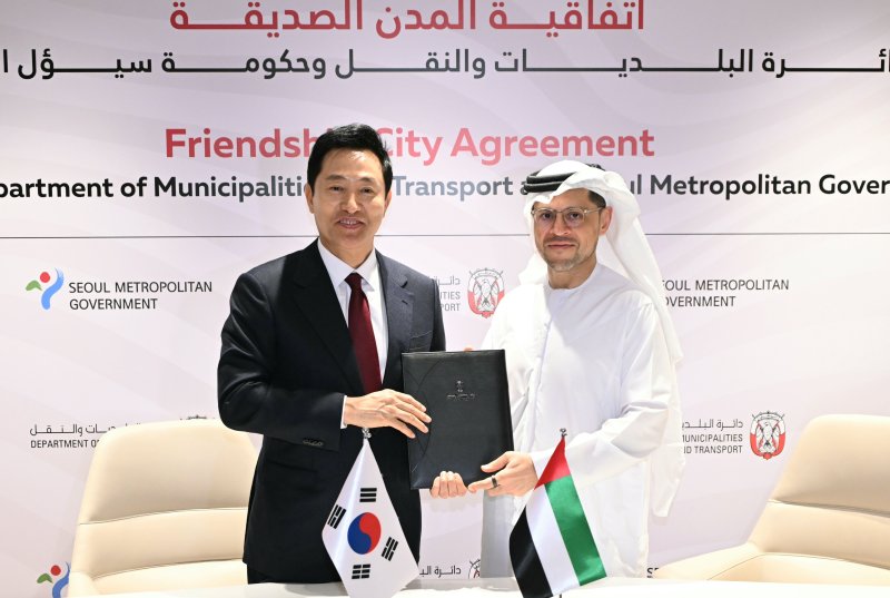 [아부다비=뉴시스] 8일 모하메드 알리 알 쇼라파 아부다비 행정교통부 의장과 우호 결연 체결 협약서를 들고 기념 촬영하는 오세훈 서울시장.