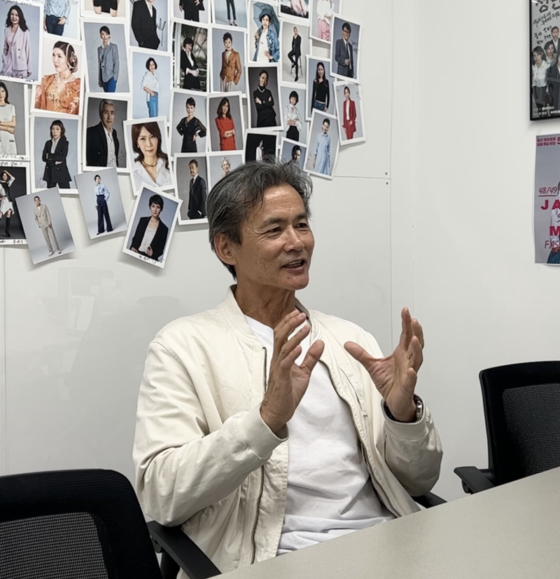 서울 서초구 제이액터스 사무실에서 만난 시니어모델 김용훈씨. 그는 고난 많았던 지난 삶을 되돌아보며 "이젠 과한 욕심이 생기지 않는다. 내 마음 안에 성취가 더 가치 있다는 걸 깨달았다"며 편안한 얼굴로 이야기를 풀어갔다. /사진=손다영 에디터