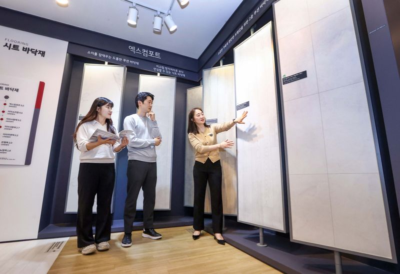 서울 논현동에 위치한 토탈 인테리어 전시장 'LX하우시스 지인스퀘어 강남'에서 고객들이 '엑스컴포트' 바닥재를 살펴보고 있다. LX하우시스 제공
