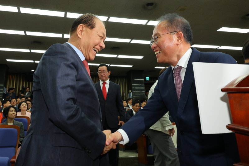 국민의힘 황우여 비상대책위원장(왼쪽)과 윤재옥 당 대표 권한대행이 9일 오후 서울 여의도 국회에서 열린 2024 원내대표 선출 선거 당선자총회에서 악수하고 있다. 연합 지면화상