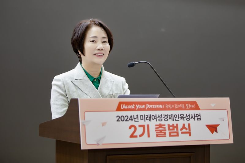 지난 8일 여의도 국회의원회관 제1소회의실에서 열린 ‘2024년 미래여성경제인육성사업 2기 출범식’에서 이정한 한국여성경제인협회 회장이 개회사를 하고 있다. 여경협 제공
