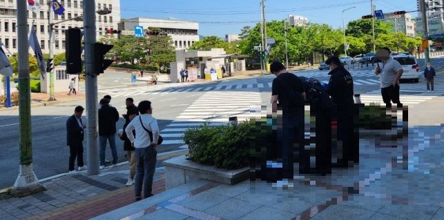 법원 앞 보행로서 생방송 중 발생. 출처=독자제공 연합뉴스