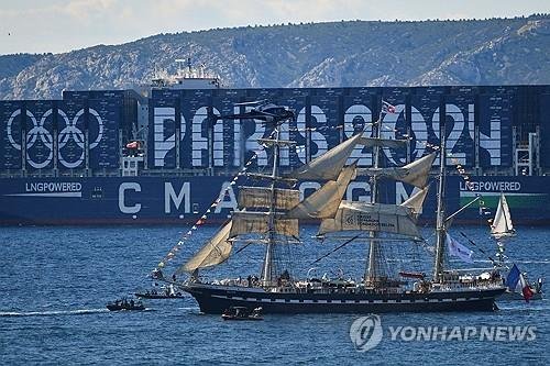 파리올림픽 성화, 프랑스 도착…마르세유서 환영식 (마르세유 AFP=연합뉴스) 2024 파리올림픽 성화를 실은 범선 '벨렘'호가 8일(현지시간) 프랑스 남부 마르세유 앞바다에 도착해 퍼레이드하고 있다.