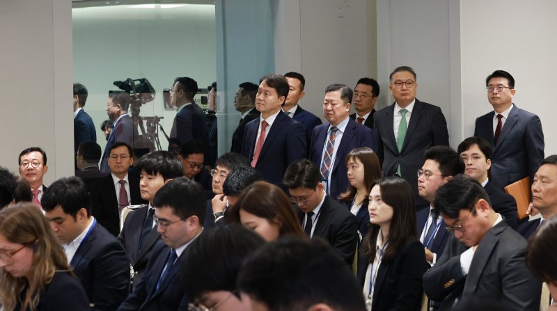 윤석열 대통령 국민보고 시청하는 수석비서관들 9일 서울 용산 대통령실 청사 브리핑실에서 윤석열 대통령 취임 2주년 기자회견이 열린 가운데 참모진들이 기자단 뒤에 서서 윤 대통령의 국민보고 사전 모두발언 생중계 장면을 시청하고 있다. 연합뉴스