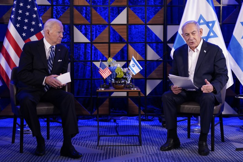 미국의 조 바이든 대통령(왼쪽)이 지난해 10월 18일 이스라엘 텔아비브를 방문해 베냐민 네타냐후 이스라엘 총리와 대화하고 있다.AP뉴시스