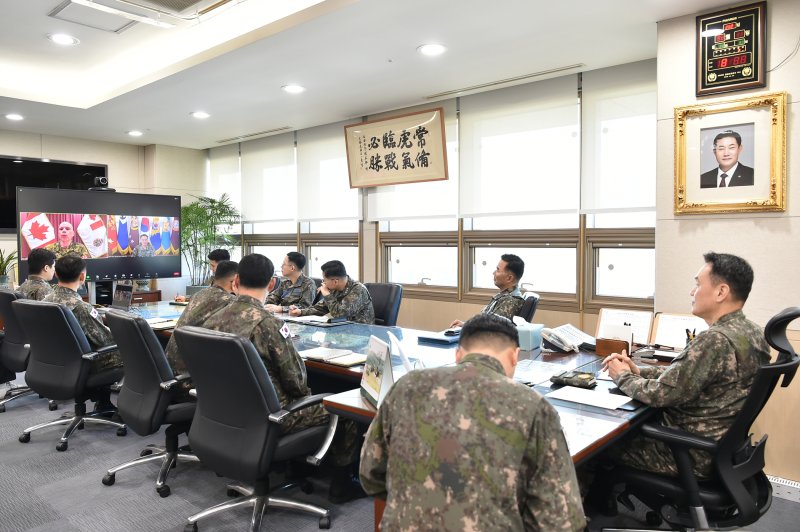 김명수 합동참모본부 의장이 10일 서울 합동참모본부에서 웨인 에어 캐나다 국방참모총장과 공조통화를 하며 인도·태평양 지역 내 군사협력 증진 방안에 대해 논의하고 있다. 사진=합동참모본부 제공