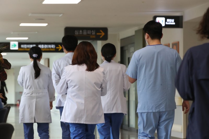 서울 시내의 한 대학병원에서 의료진이 발걸음을 옮기고 있다. 뉴스1