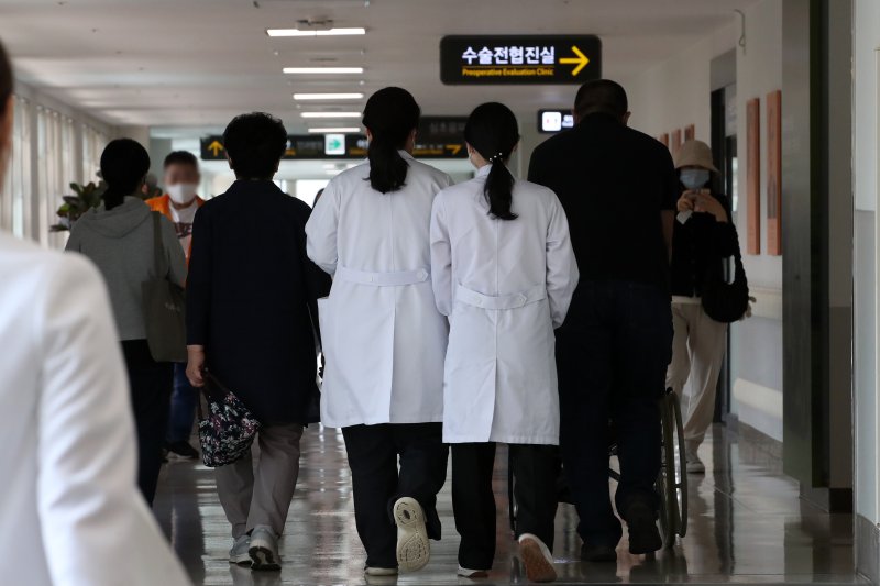 서울 시내의 한 대학병원에서 의료진이 발걸음을 옮기고 있다. /사진=뉴스1