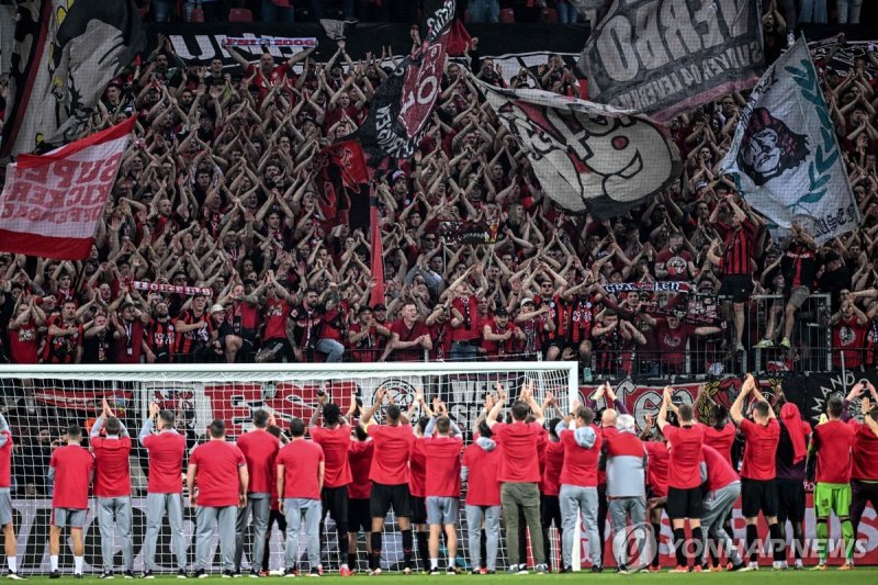 레버쿠젠의 유로파리그 결승 진출을 기뻐하는 선수단과 팬 Bayer Leverkusen's players celebrate with fans after the UEFA Europa League semi final second leg football match between Bayer Leverkusen and ASC Roma in Leverkusen, on May 9, 2024. (Photo by Kirill KUDRYAVTSEV / AFP)