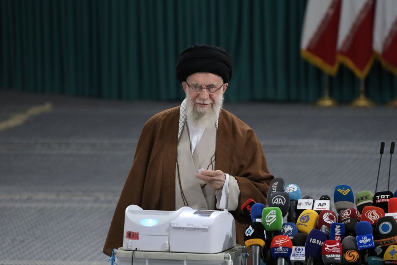 이란 최고지도자 아야톨라 세예드 알리 하메네이가 10일(현지시간) 수도 테헤란의 한 투표소에서 의회 결선 투표를 하고 있다. 이란은 지난 3월 총선을 치렀지만 선거구에서 최소 득표율 20%를 넘긴 후보가 없을 경우 결선 투표를 실시했다.AP연합뉴스