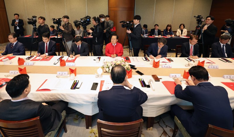 [대구=뉴시스] 이무열 기자 = 홍준표 대구시장이 10일 대구 수성구 만촌동 인터불고호텔에서 열린 ‘제22대 국회의원 당선인과의 간담회’에서 인사말을 하고 있다. 2024.05.10. lmy@newsis.com