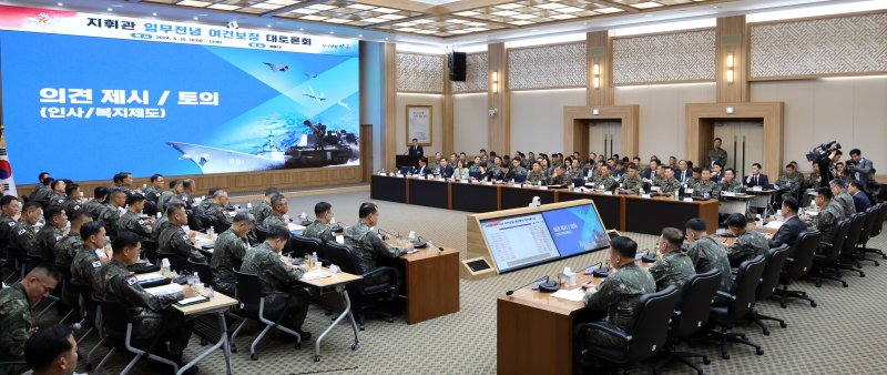 10일 충남 계룡시 계룡대에서 열린 '지휘관 임무전념 여건보장 대토론회'에서 참석자들이 신원식 국방부 장관에게 의견을 발표하고 있다. 사진=국방일보 제공