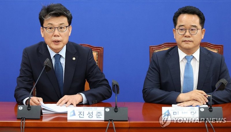 (서울=연합뉴스) 신준희 기자 = 더불어민주당 진성준 정책위의장이 10일 국회에서 기자간담회를 열고 인사말을 하고 있다. 2024.5.10 hama@yna.co.kr