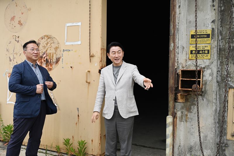 김동근 의정부시장이 7일 캠프스탠리를 방문해 주한미군 관계자들과 현황을 살펴보고 있다. /의정부시 제공
