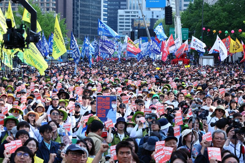 지난 5월 1일 서울 종로구 동화면세점 인근에서 전국민주노동조합총연맹 조합원들이 구호를 외치고 있다. /사진=뉴시스