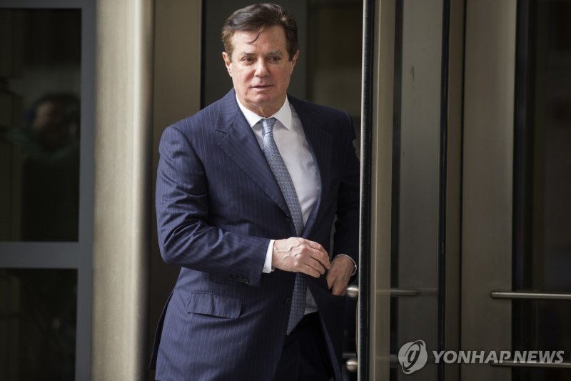 도널드 트럼프 전 미국 대통령의 측근 폴 매너포트 epa08901974 (FILE) - Former Trump campaign chairman Paul Manafort departs the federal court house after a status hearing in Washington, DC, USA, 14 February 2018 (reissued 24 December 2020) According to media reports, US Presidnet Donald Trump issued a pardon to Paul Mana